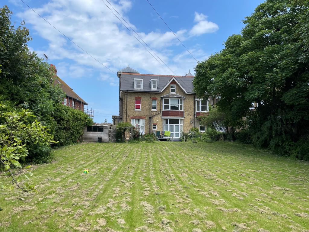 Lot: 140 - SEAFRONT BLOCK OF SIX FLATS ON GOOD SIZE PLOT - View of garden looking towards building